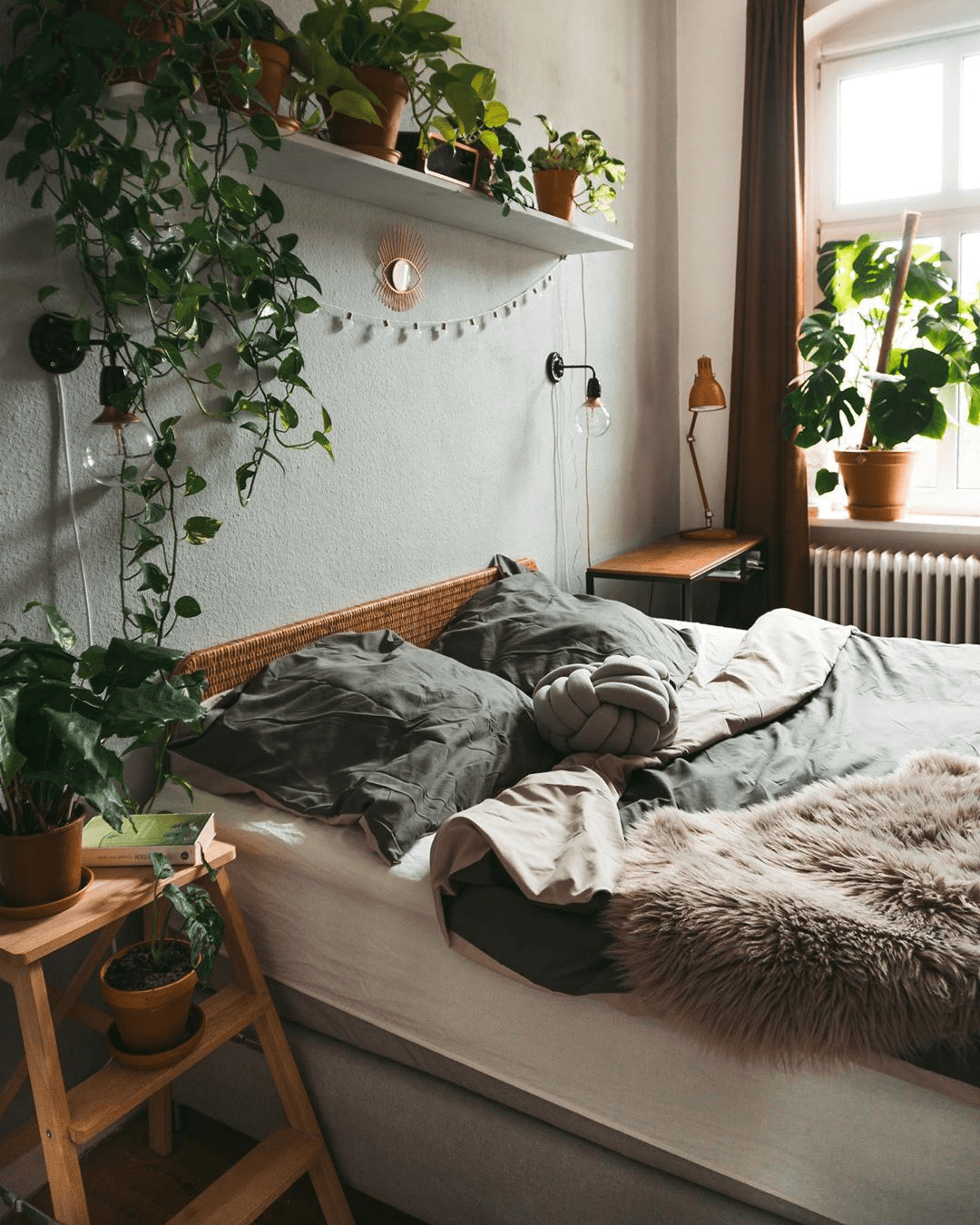 Quarto decorado com plantas que purificam o ar, criando ambiente saudável e relaxante