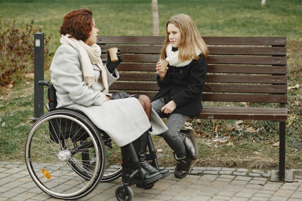 A biofilia para o público PCD não é apenas uma tendência no design e na arquitetura, mas uma necessidade cada vez mais evidente em um mundo que busca ser mais humano e inclusivo. Ao integrar elementos naturais aos espaços, criamos ambientes que estimulam os sentidos, promovem equilíbrio emocional e contribuem para a autonomia e qualidade de vida.