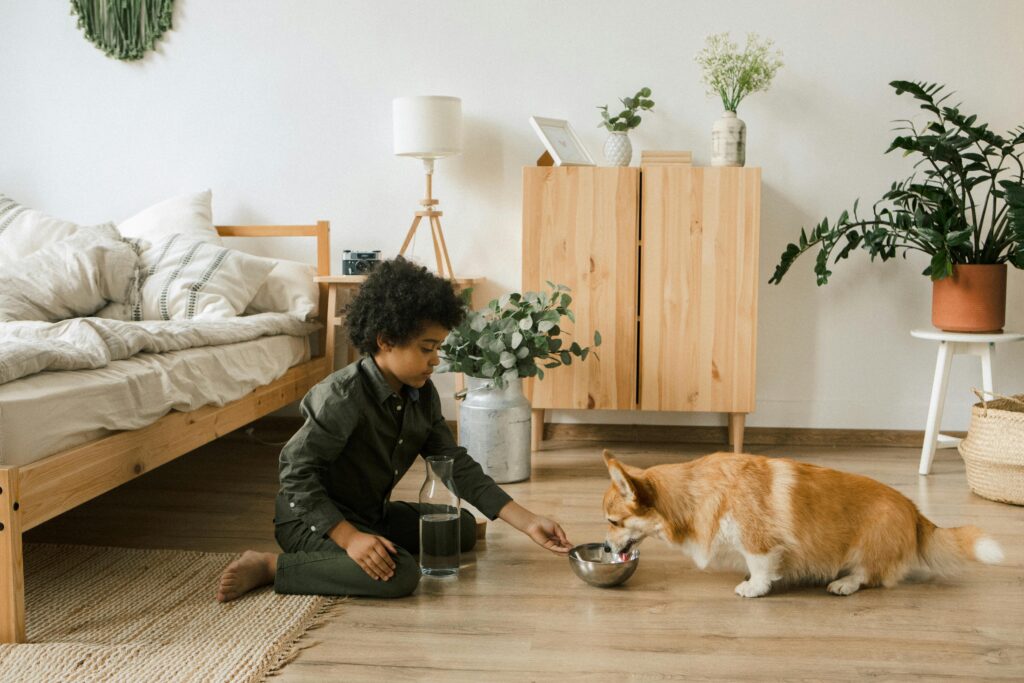 existe uma pergunta comum entre tutores de pets: é possível criar ambientes biofílicos seguros para animais de estimação?A resposta é sim — e, na verdade, essa combinação pode trazer inúmeros benefícios tanto para os moradores quanto para os animais.