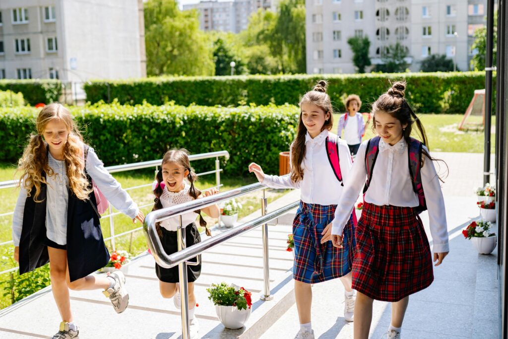 Biofilia em Escolas: Como Ambientes Naturais Transformam o Aprendizado, o Comportamento e o Bem-Estar dos Alunos