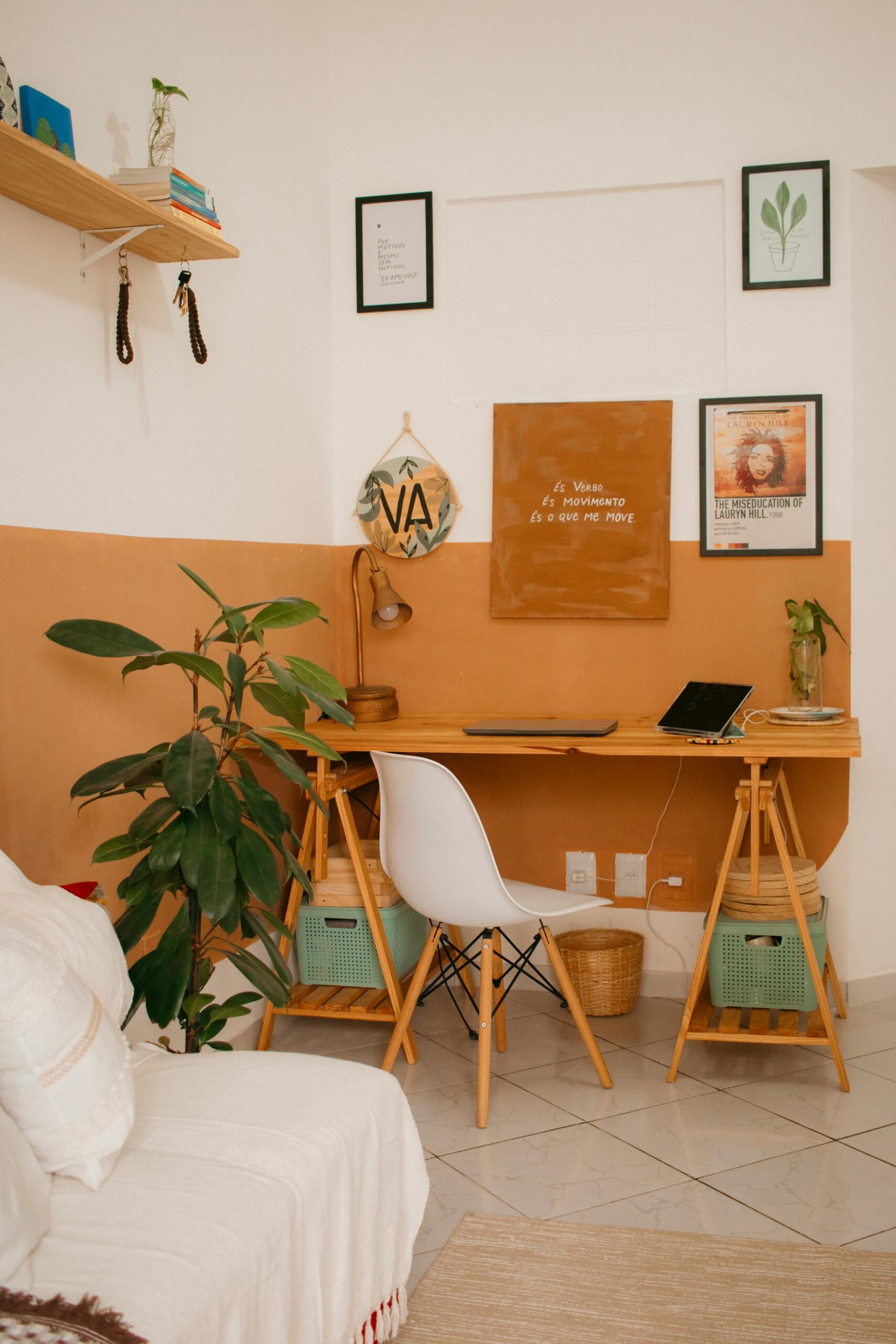 Escritório decorado com cores laranja inspiradas na natureza