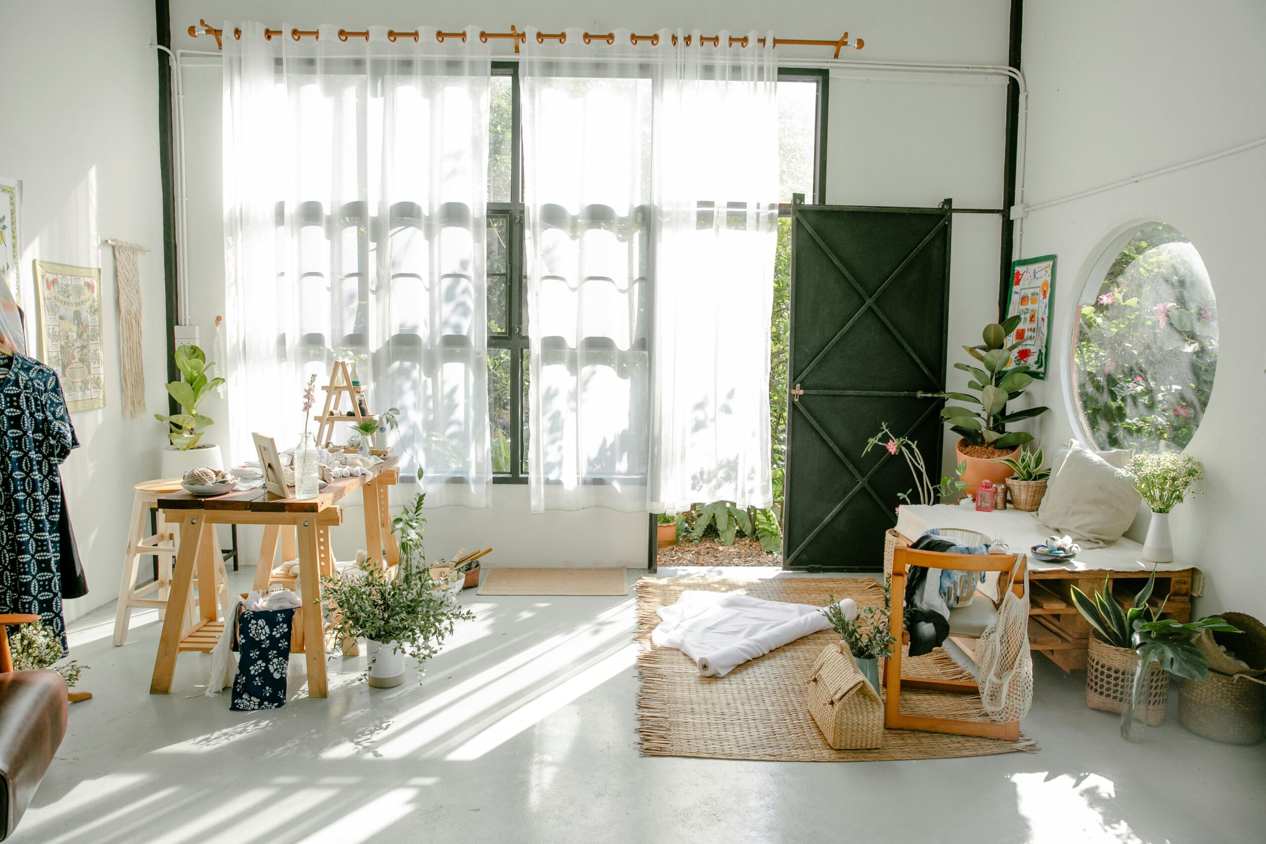 Troque cortinas pesadas por tecidos leves que dançam com a brisa.
