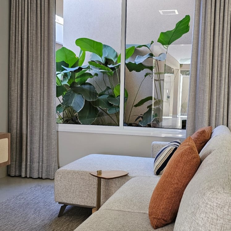 624962542_18556360999044454_8548288408349640573_n Sala com design biofífico e paisagismo autoral