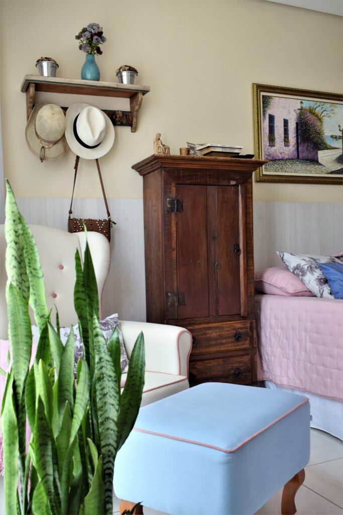 Espada-de-São-Jorge em quarto voltado para o sul, em vaso alto ao lado da cama com luz natural indireta