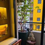 sacada biofílica em apartamento com plantas e vaso verde