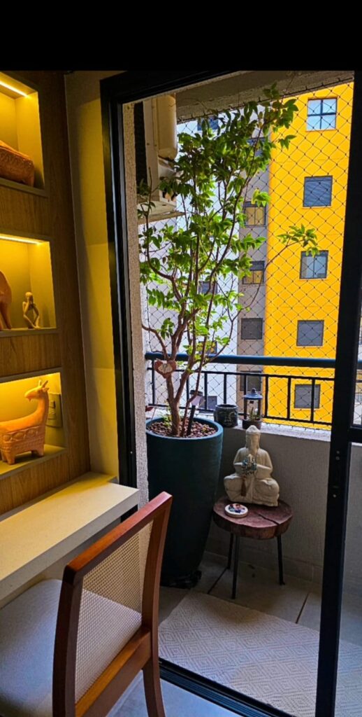 sacada biofílica em apartamento com plantas e vaso verde