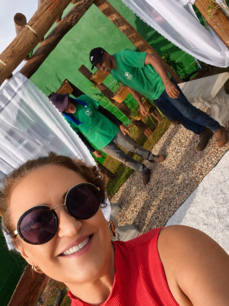 Arquiteta paisagista Silvia Dalto e equipe implantandop jardim sensorial na cidade de Parisi, SP