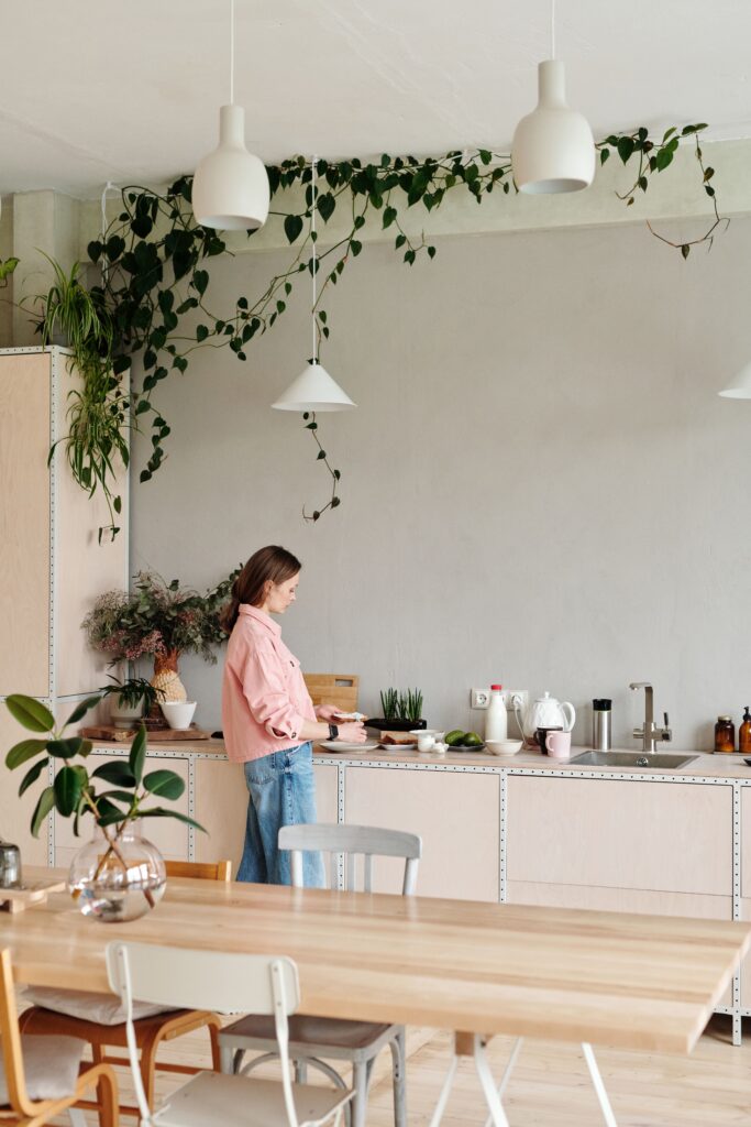 Plantas para cozinha: jiboias em prateleira de cozinha branca