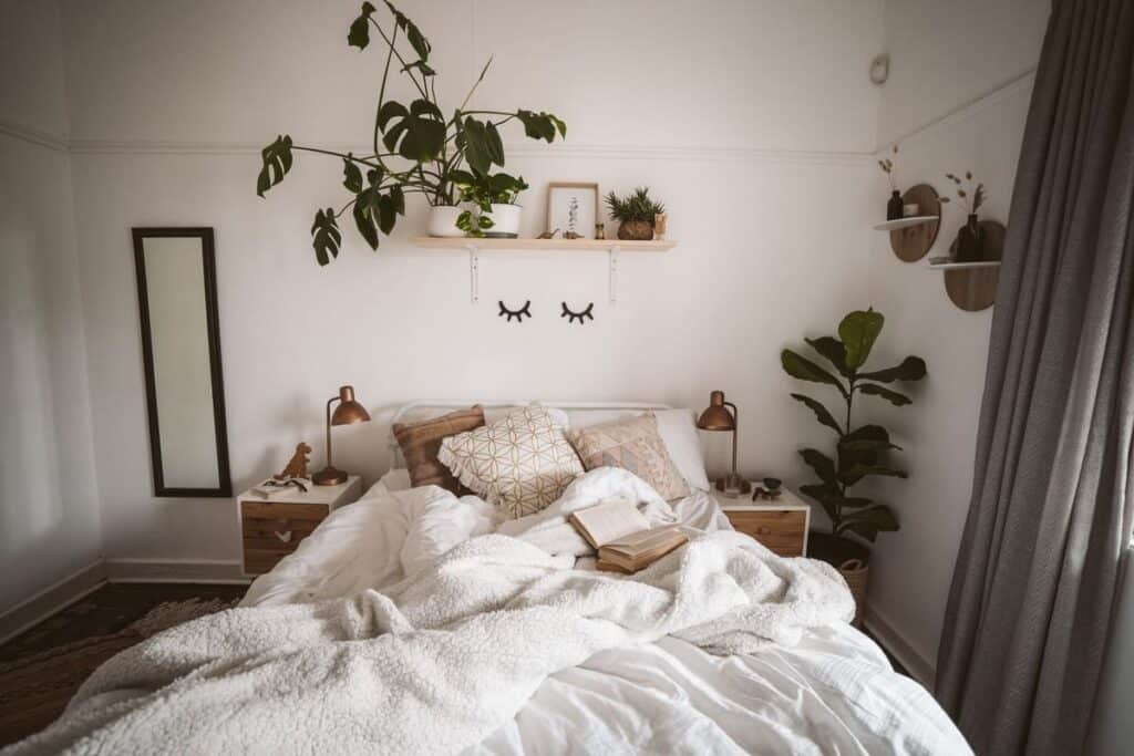 Dormitório charmoso com elementos que melhoram o ambiente do quarto
