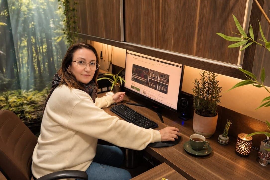 Silvia Dalto, arquiteta paisagista, no home office biofílico onde atende as consultorias online