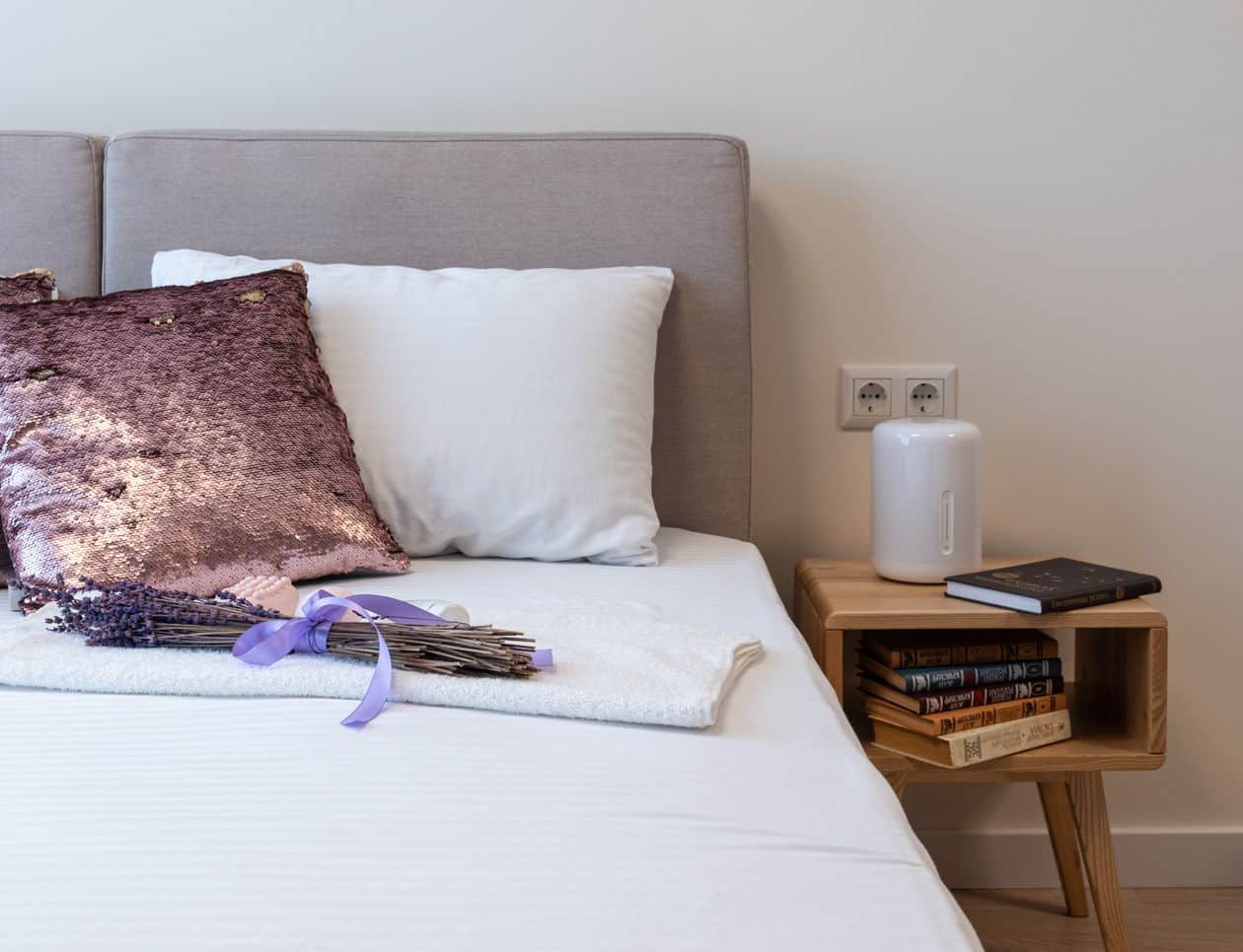 Ramos de Lavanda sobre a cama, perto da mesa de cabeceira