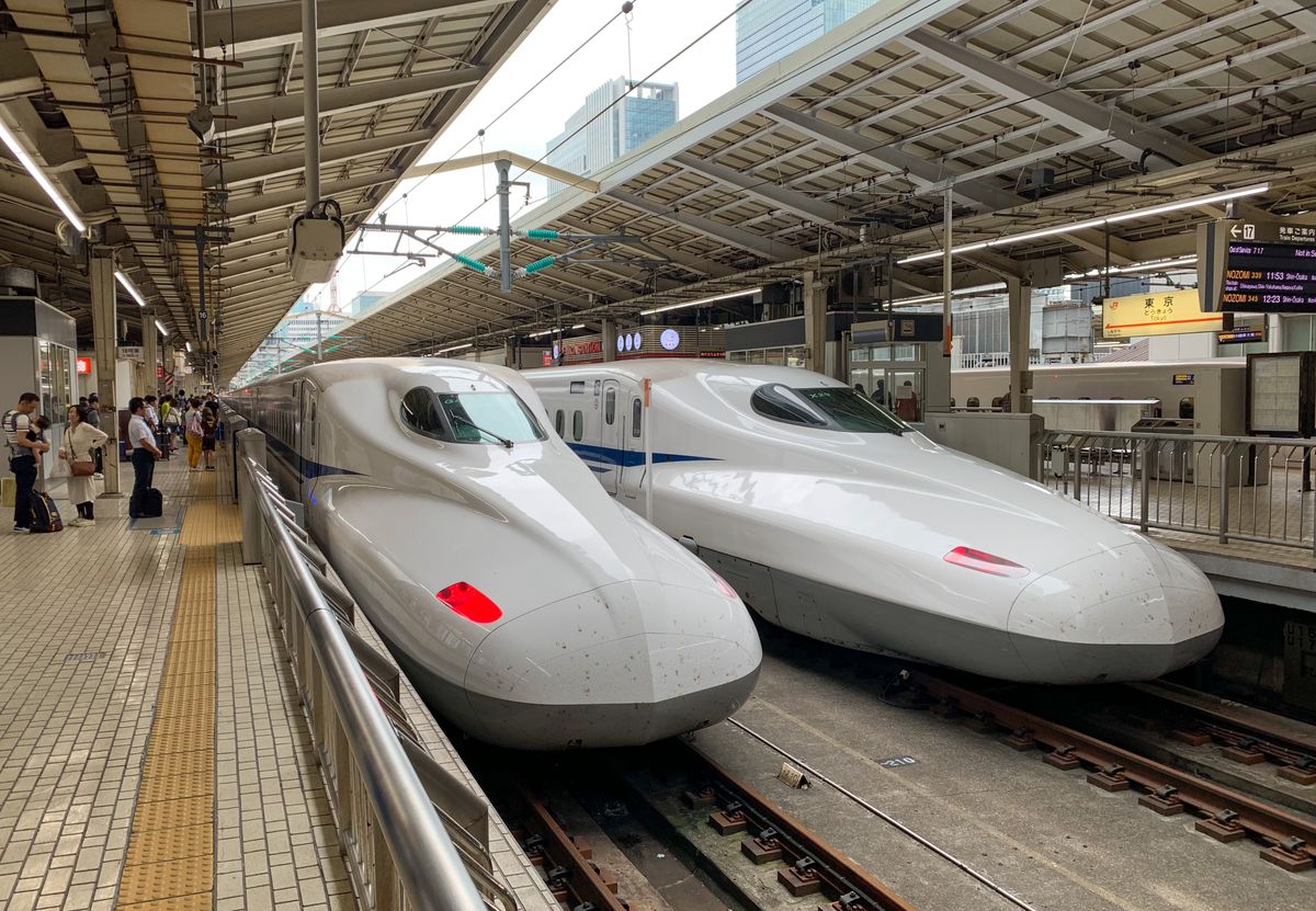 Trem-bala japonês Shinkansen na estação, exemplo de biomimetismo