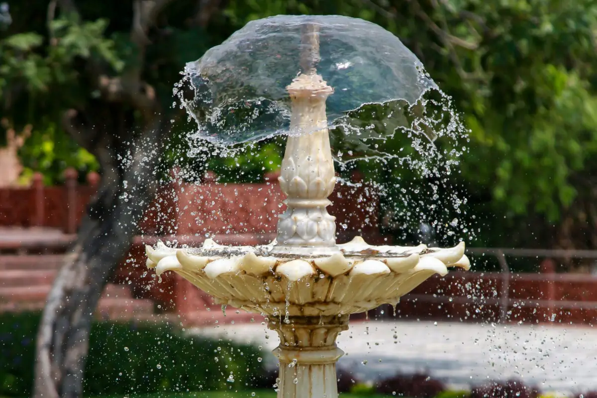 Fonte de água em jardim, elemento de biofilia em hospitais que acalma pelo som