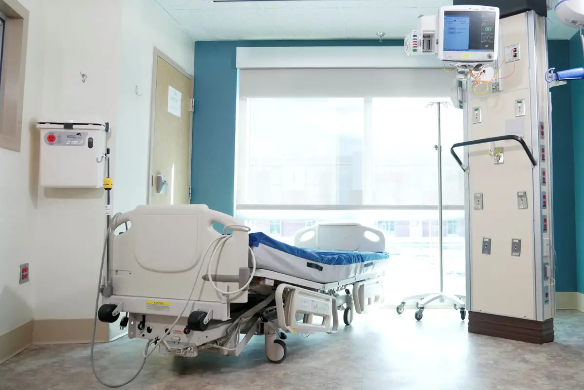 Quarto de hospital com janela ampla atrás do leito, oportunidade de biofilia em hospitais