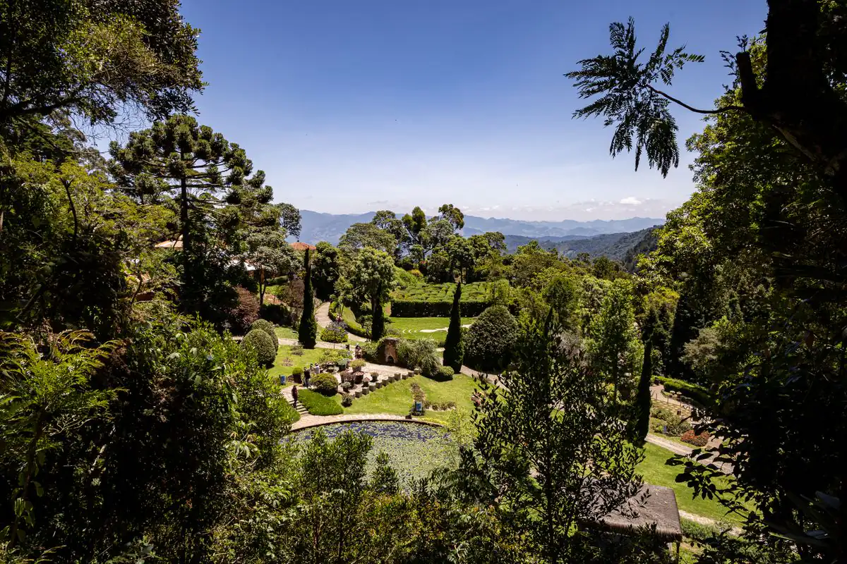 Jardim com canteiros e montanhas ao fundo no Parque Amantikir, em Campos do Jordão (SP)