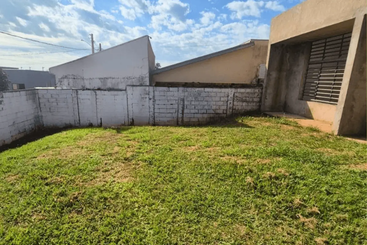 Terreno de grama sem uso antes do jardim sensorial, projeto de Silvia Dalto em escola de Parisi, SP